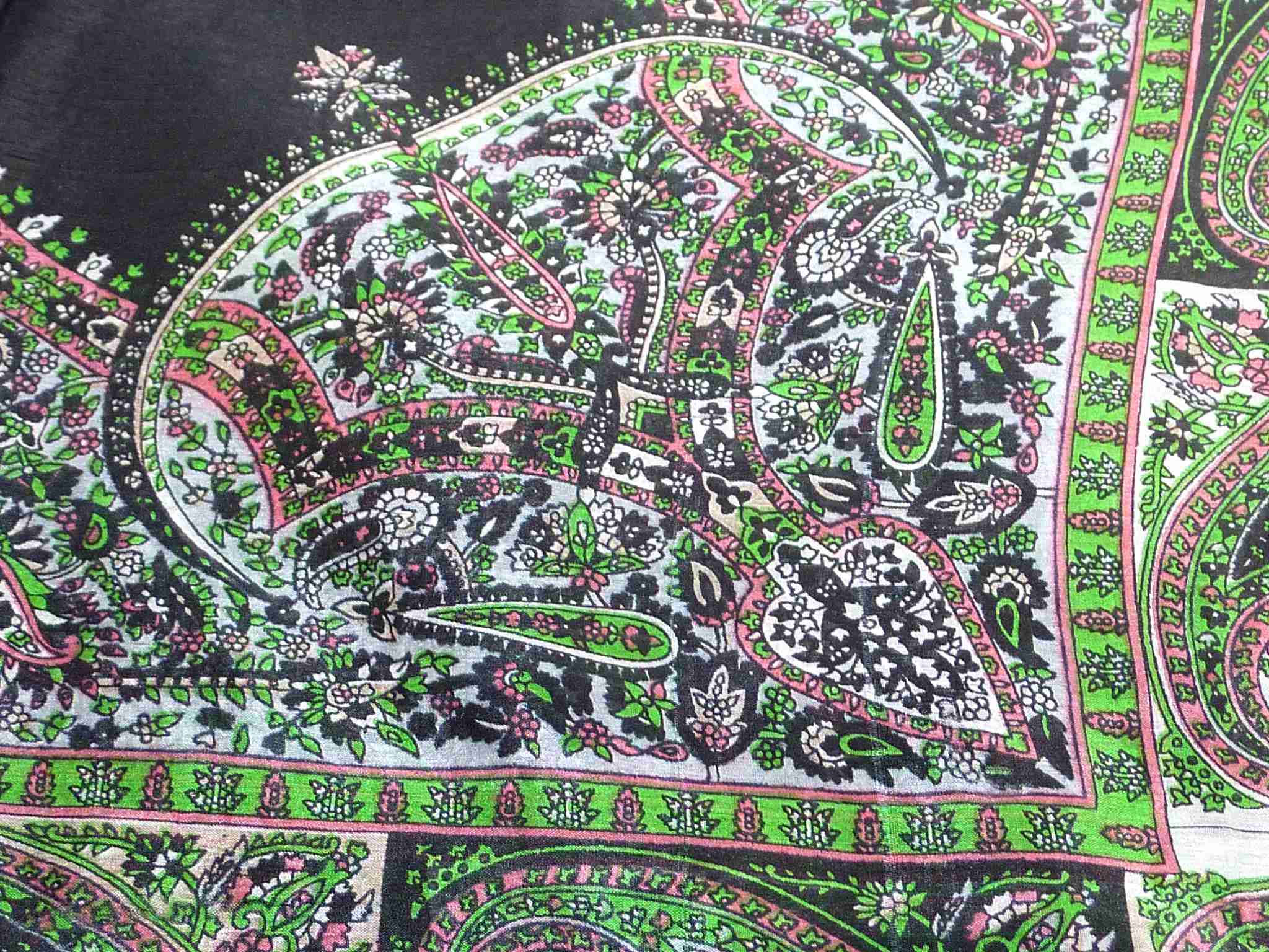 Tradizionale Sciarpa Quadrata di Seta Aimee Black di Pashmina & Silk