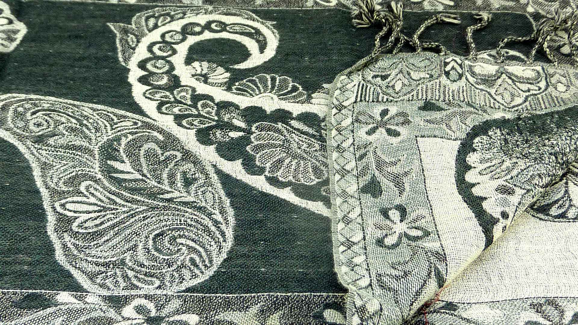 Muffler Scarf 3233 in Fine Pashmina Wool from the Heritage Range by Pashmina & Silk